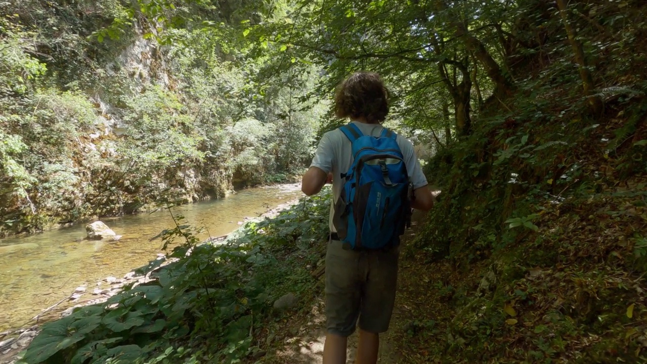 年轻人在山区徒步旅行视频素材