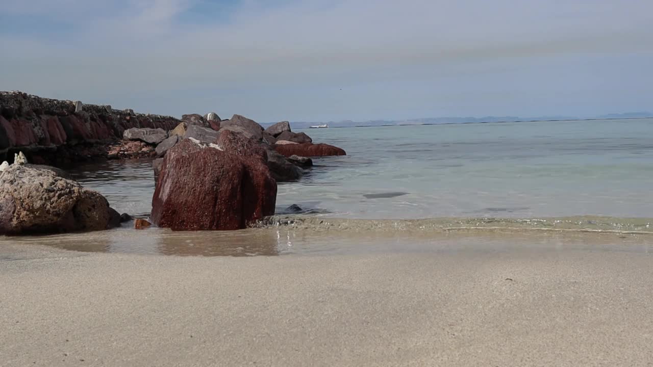 太平洋海湾中的小波浪和岩石视频素材