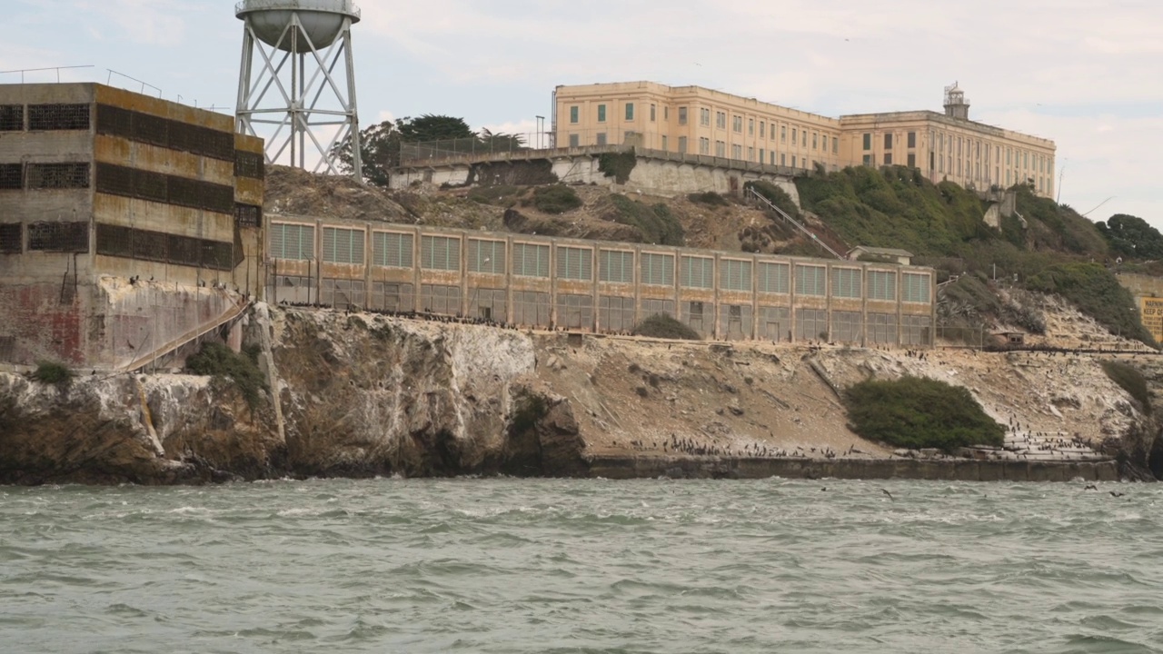 从海湾特写拍摄的荒岛上破败的建筑视频素材