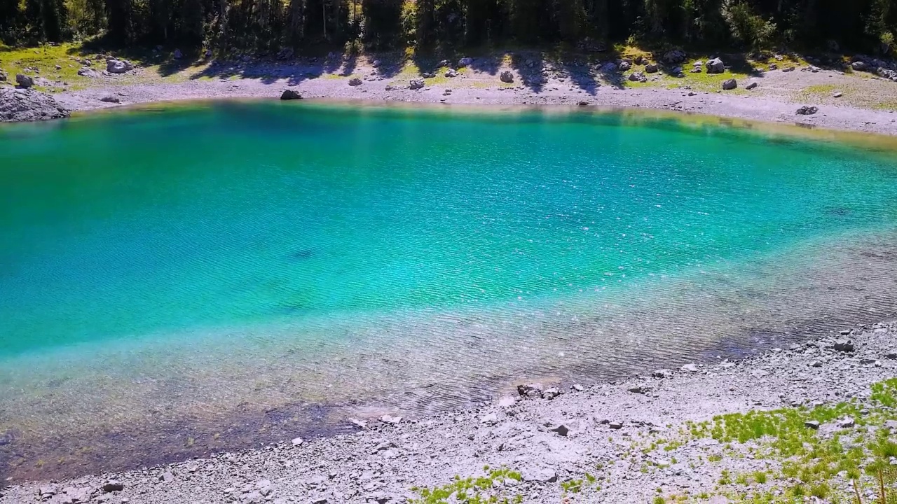 意大利南蒂罗尔的Latemar和Lago di Carezza Lake Karersee视频素材