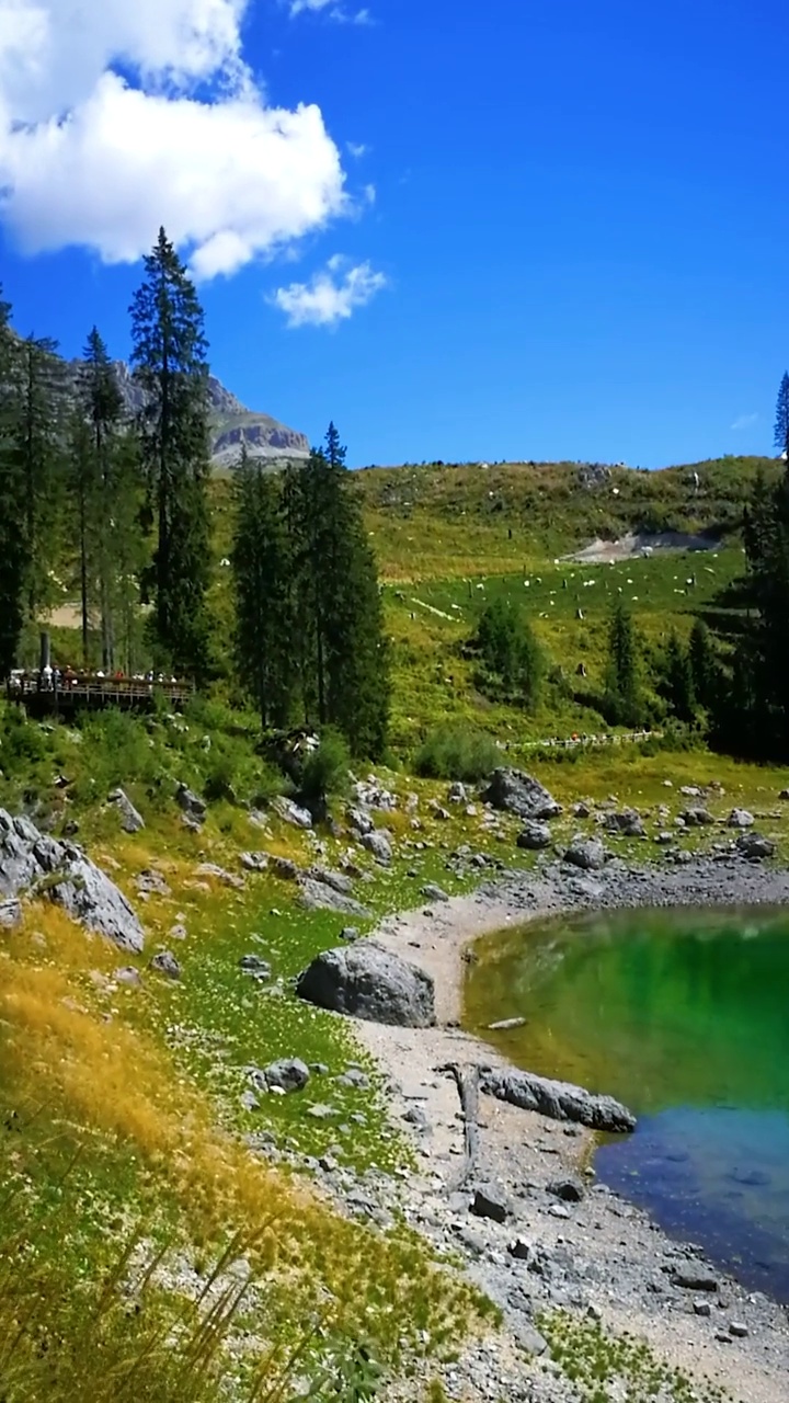 意大利南蒂罗尔的Latemar和Lago di Carezza Lake Karersee视频素材