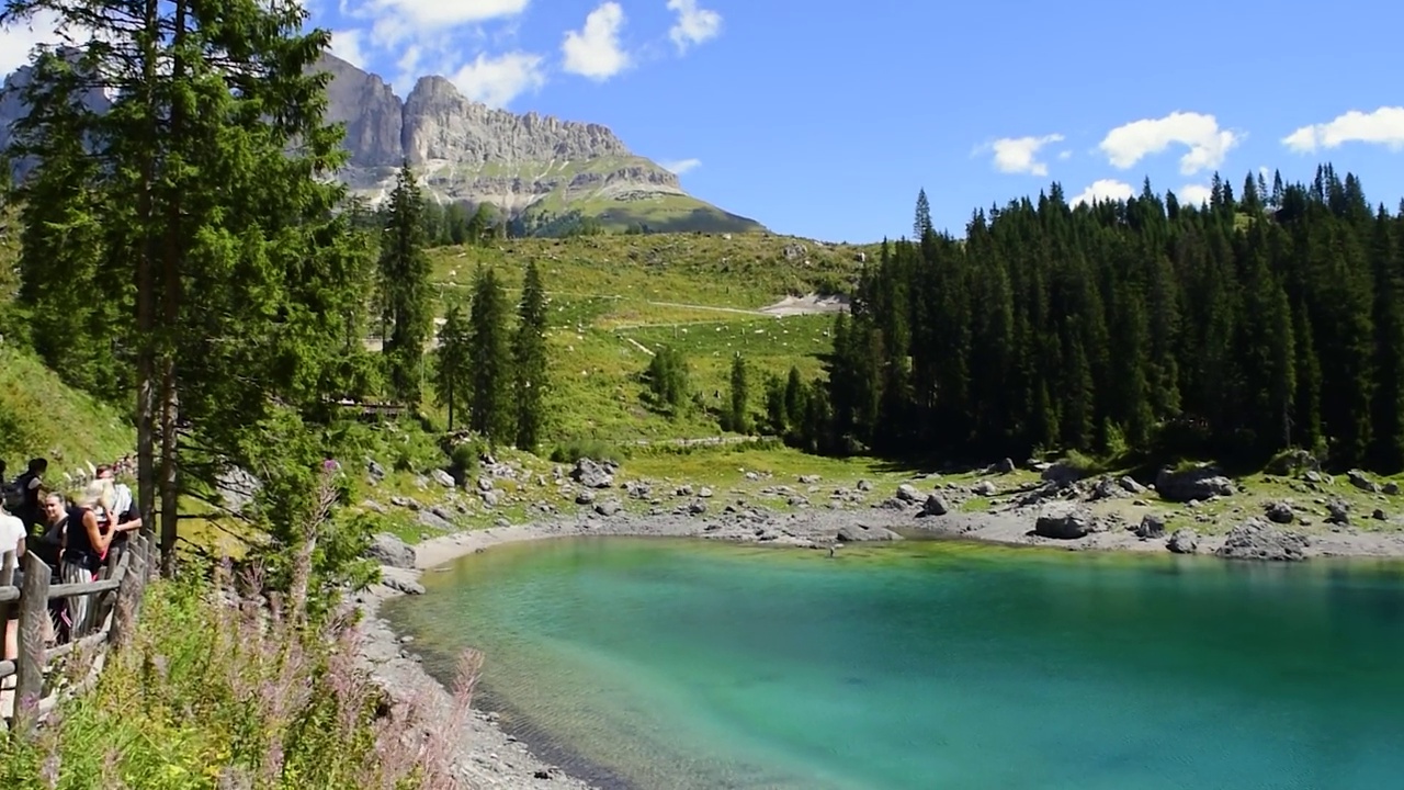 意大利南蒂罗尔的Latemar和Lago di Carezza Lake Karersee视频素材