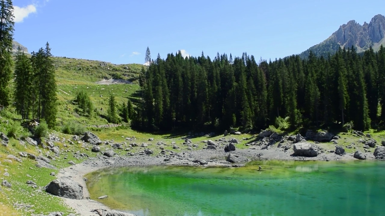 意大利南蒂罗尔的Latemar和Lago di Carezza Lake Karersee视频素材