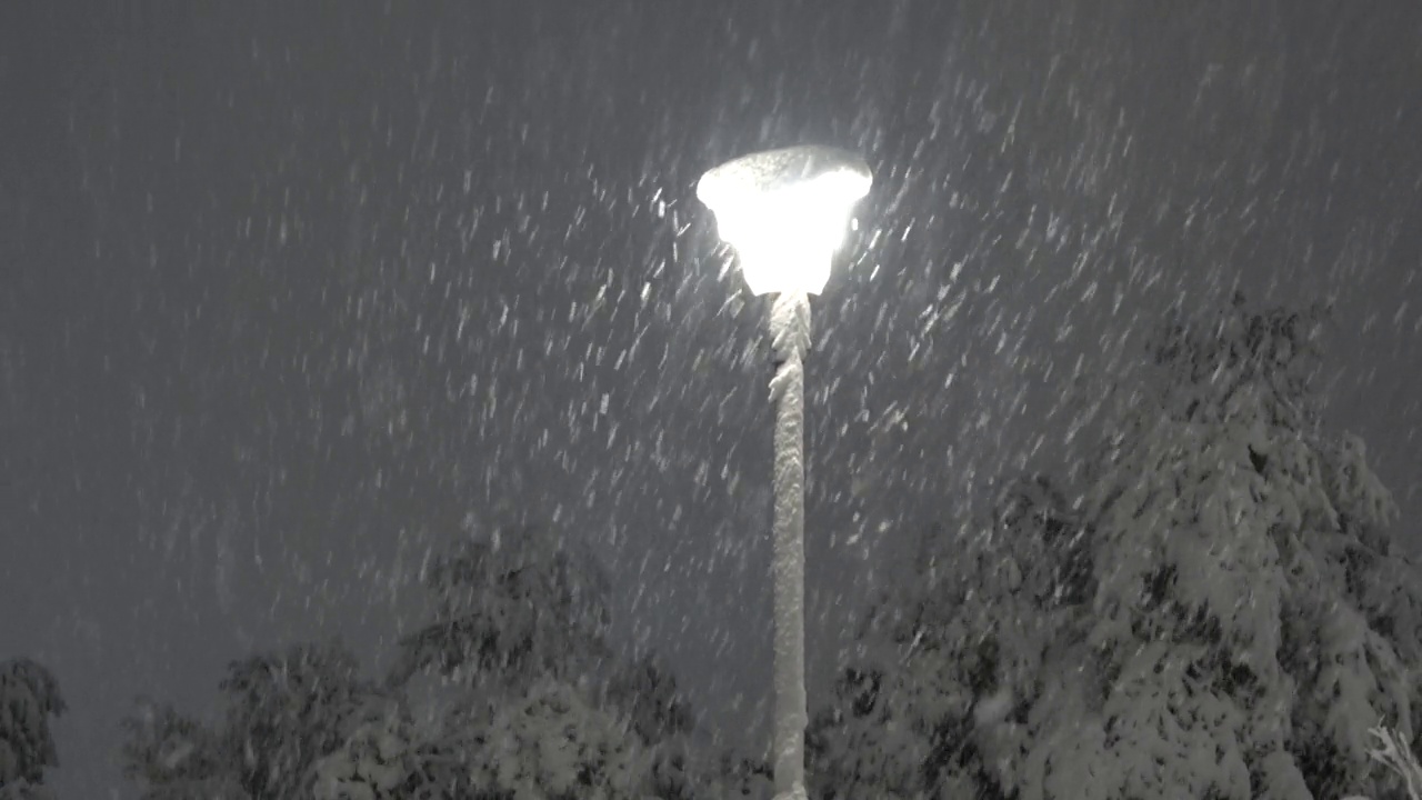 灯在暴风雪里视频素材