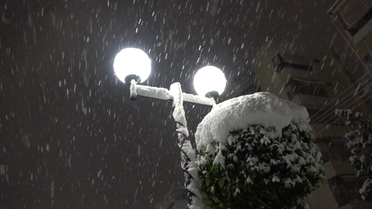 在暴风雪期间的路灯下视频下载