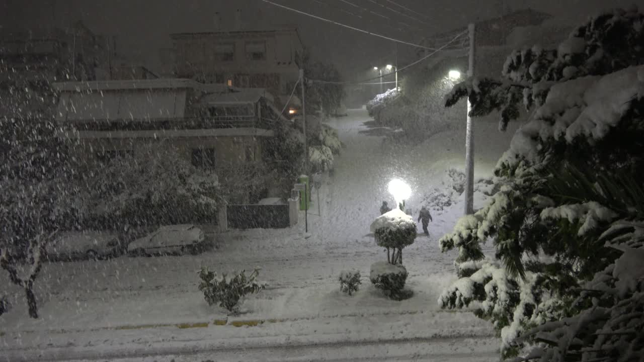 夜间暴风雪在城镇视频素材