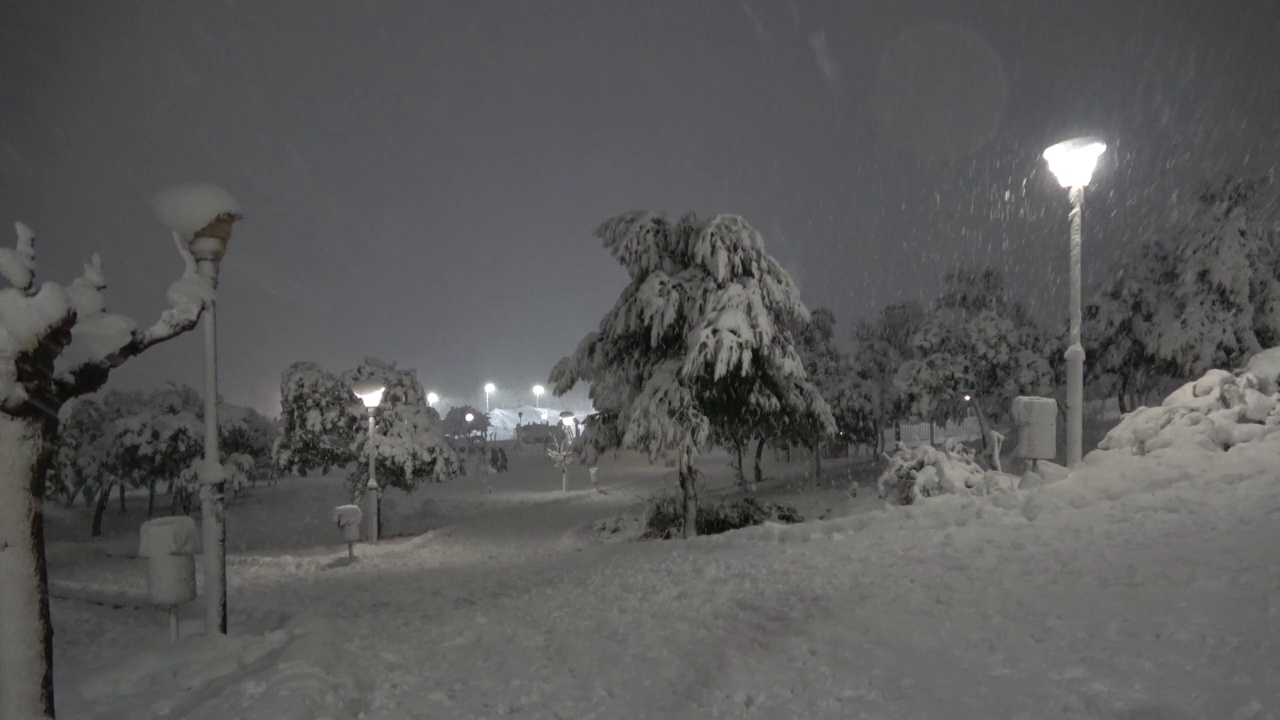 雅典阿利莫斯帕尼山公园的夜间暴风雪视频下载