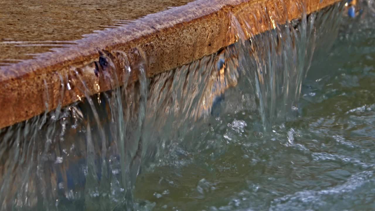 水从大理石地板流出视频素材