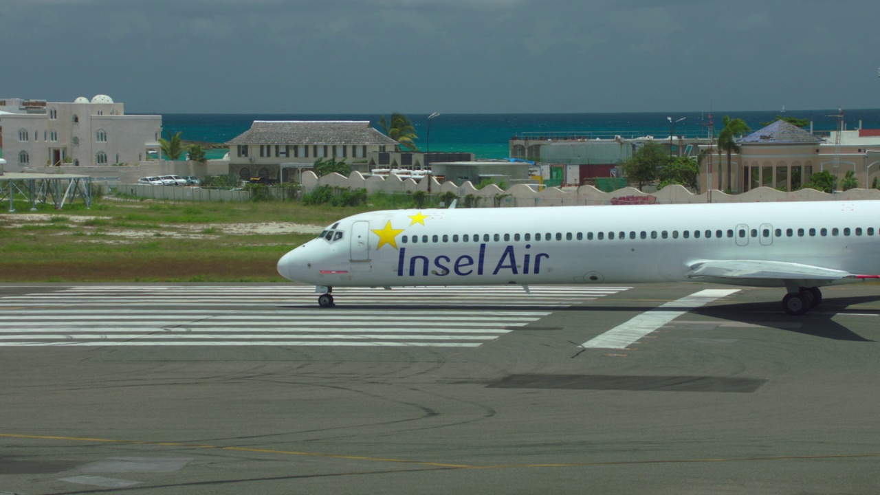 MS Insel Air McDonnell Douglas MD-80在SXM /圣马丁机场滑行视频素材