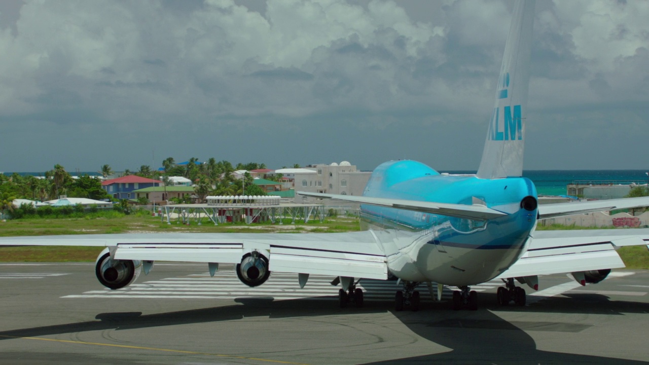 MS PAN TS KLM波音747在SXM /圣马丁滑行视频素材