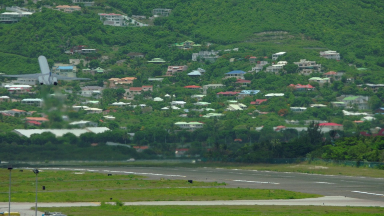 麦道MD-80在SXM /圣马丁机场起飞视频素材