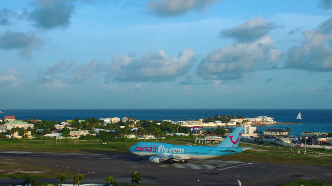 WS亚特兰大航空公司的冰岛波音747在SXM /圣马丁滑行视频素材