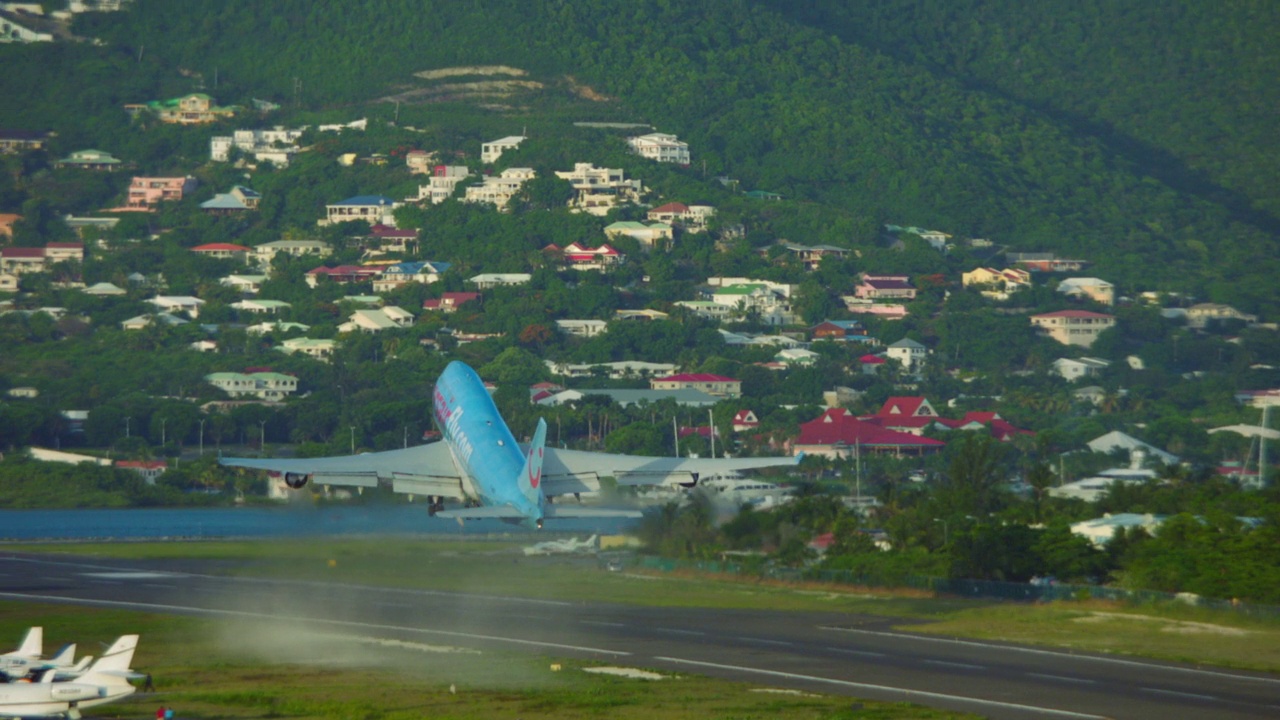 亚特兰大航空公司冰岛波音747在SXM / St. Maarten起飞视频素材