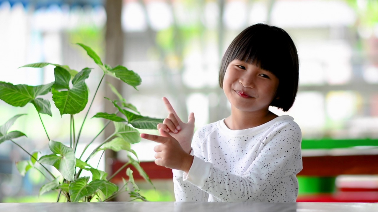 可爱的小女孩视频素材