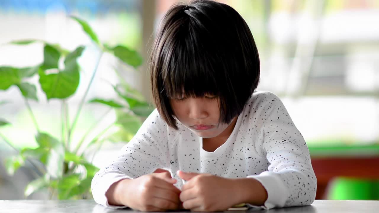 可爱的小女孩在网上学习视频素材