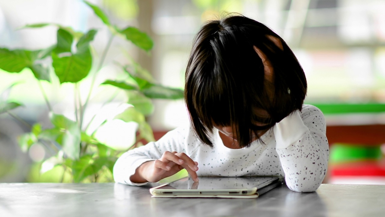 可爱的小女孩在网上学习视频素材