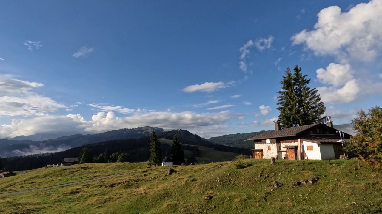 巴伐利亚阿尔卑斯山，山间小屋的云景视频素材