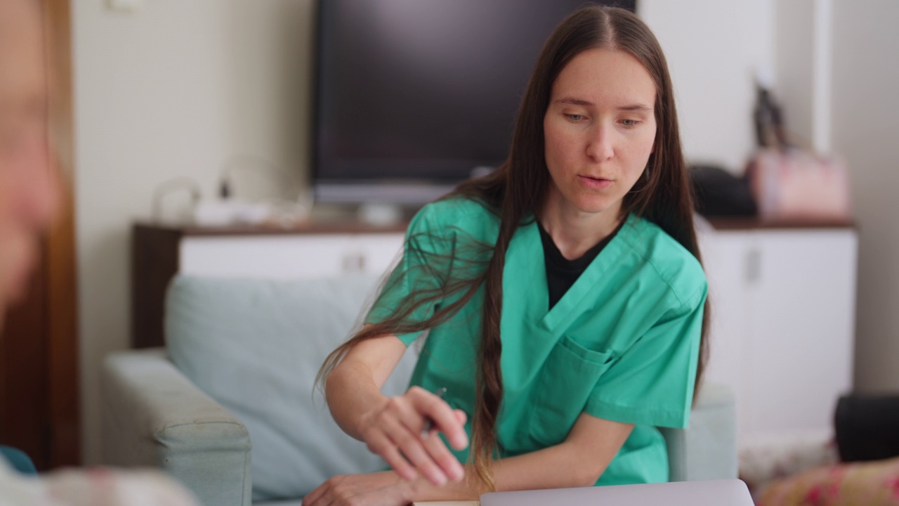 女医生到她的老病人家里进行体检视频素材