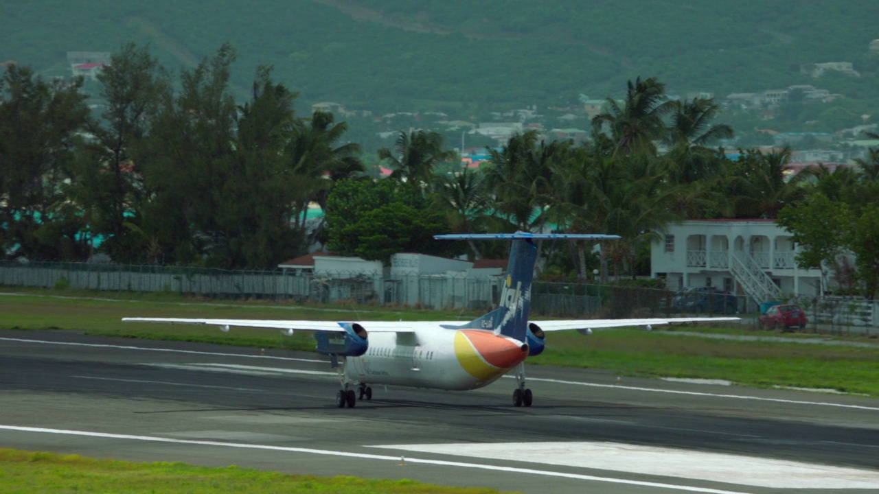 WS PAN TS Liat Dash 8在SXM /圣马丁起飞视频素材