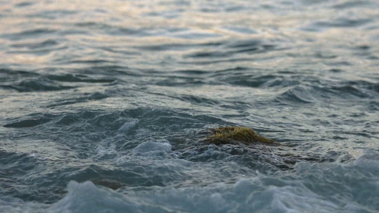 CU海浪拍打着海滩上的岩石/圣马丁视频素材