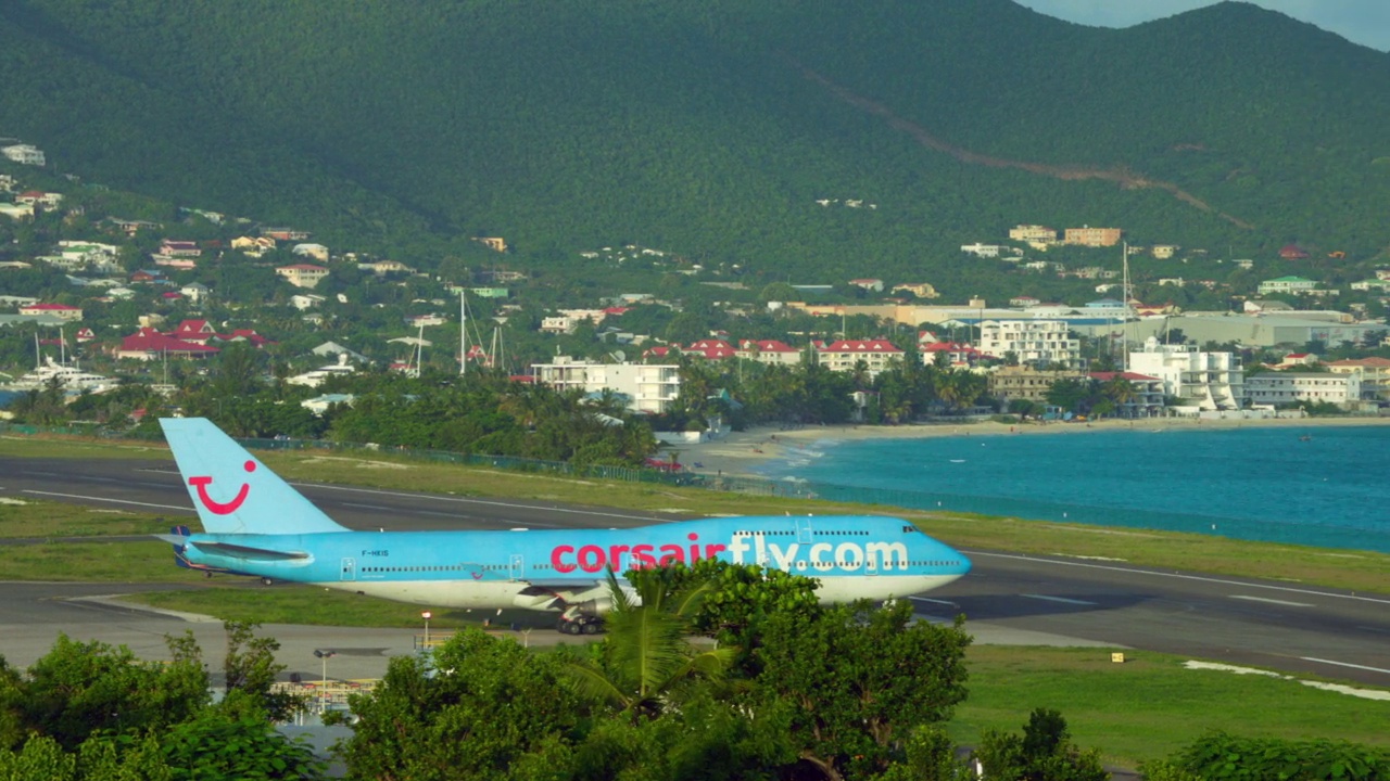 亚特兰大航空公司冰岛波音747在SXM / St. Maarten滑行视频素材