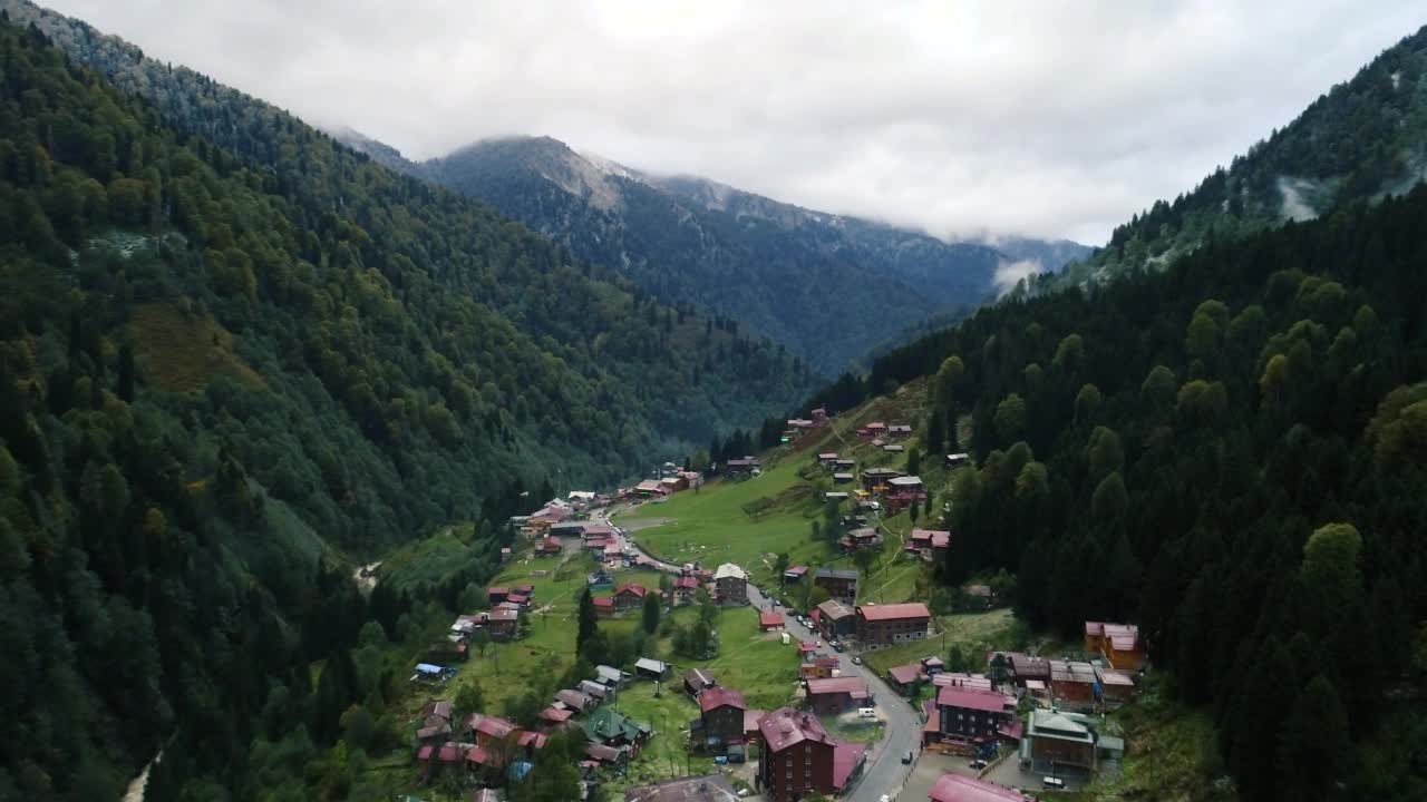 鸟瞰图艾德高原在Camlihemsin, Rize。著名的旅游胜地。位于黑海和土耳其的Ayder高原。视频素材