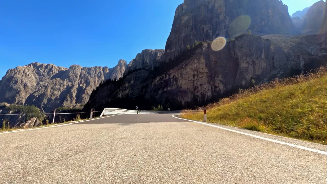 在一个阳光明媚的日子里开车旅行，以第一人称视角视频素材