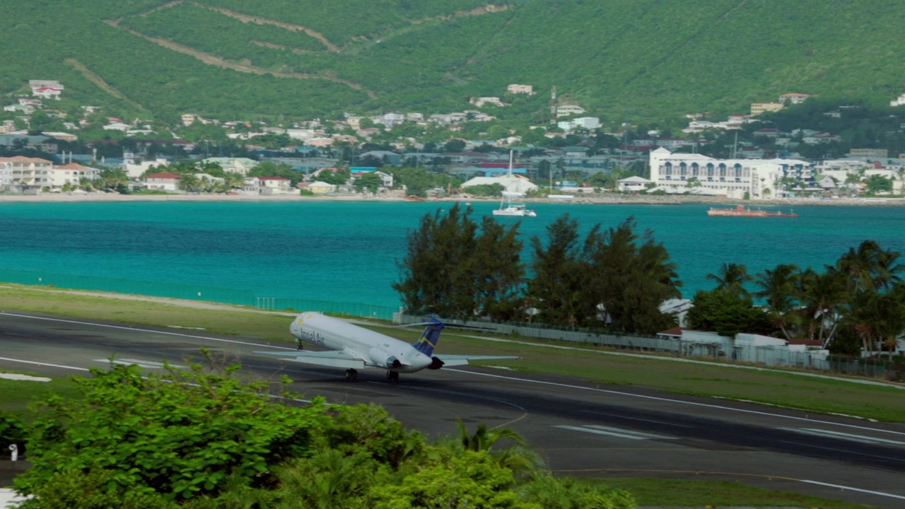 WS PAN TS Insel McDonnell-Douglas MD-80在SXM /圣马丁着陆视频素材