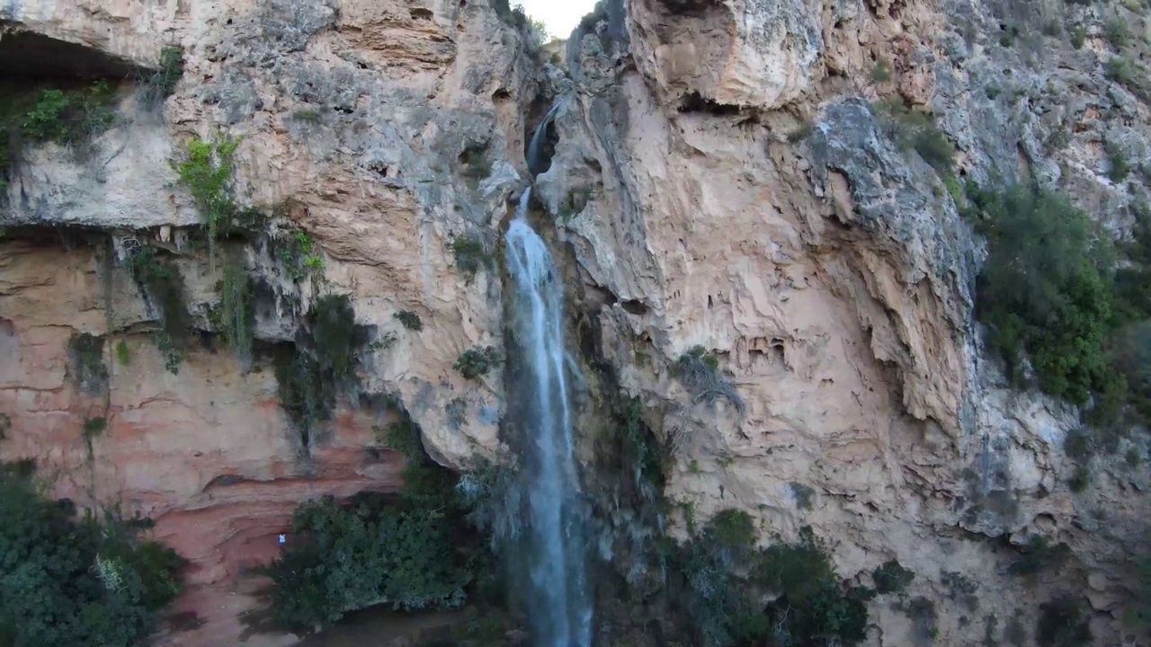 瀑布自然场景Cueva de Turche Valencia西班牙- 4K无人机自然摄影2022年8月20日视频素材