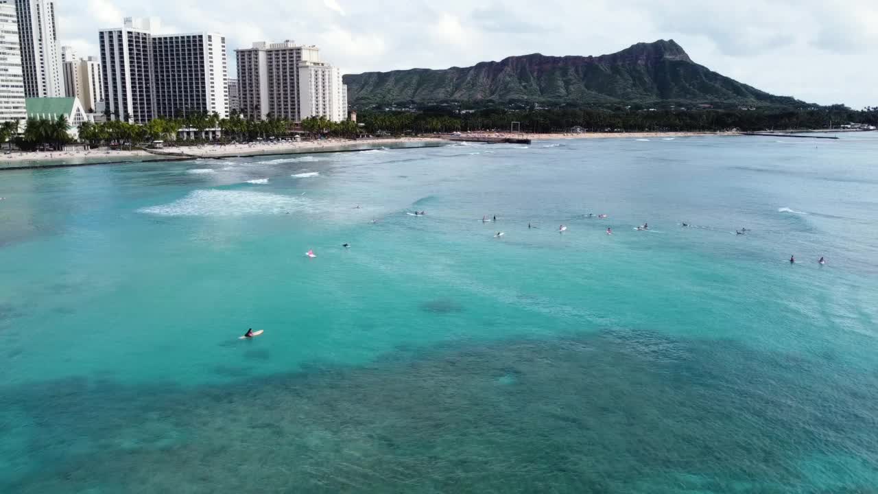 无人机拍摄的威基基海滩海上冲浪者的照片视频素材