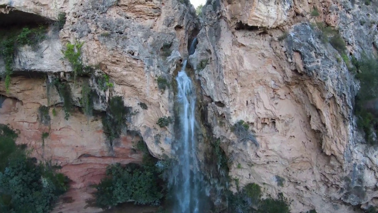 瀑布自然场景Cueva de Turche Valencia西班牙- 4K无人机自然摄影2022年8月20日视频素材