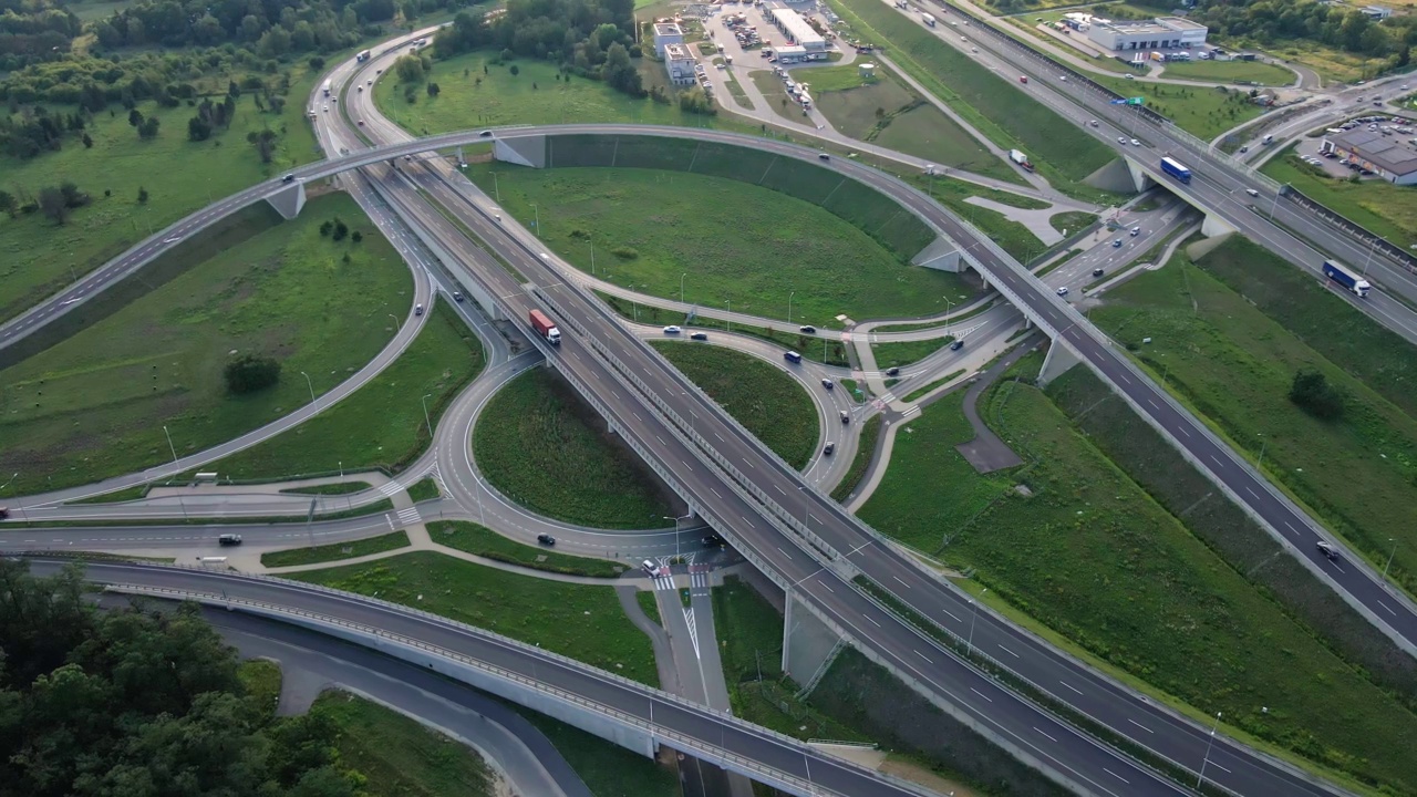 车辆行驶在城市交通路口，鸟瞰图视频素材