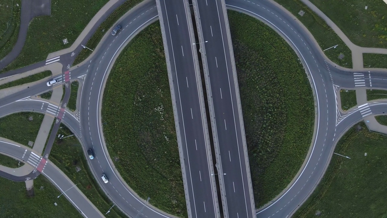 车辆行驶在城市交通路口，鸟瞰图视频素材