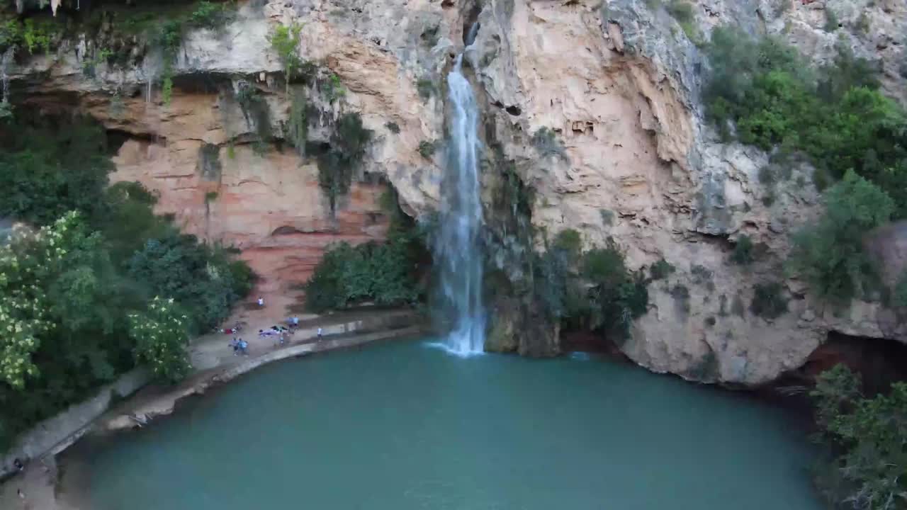 瀑布自然场景Cueva de Turche Valencia西班牙- 4K无人机自然摄影2022年8月20日视频素材