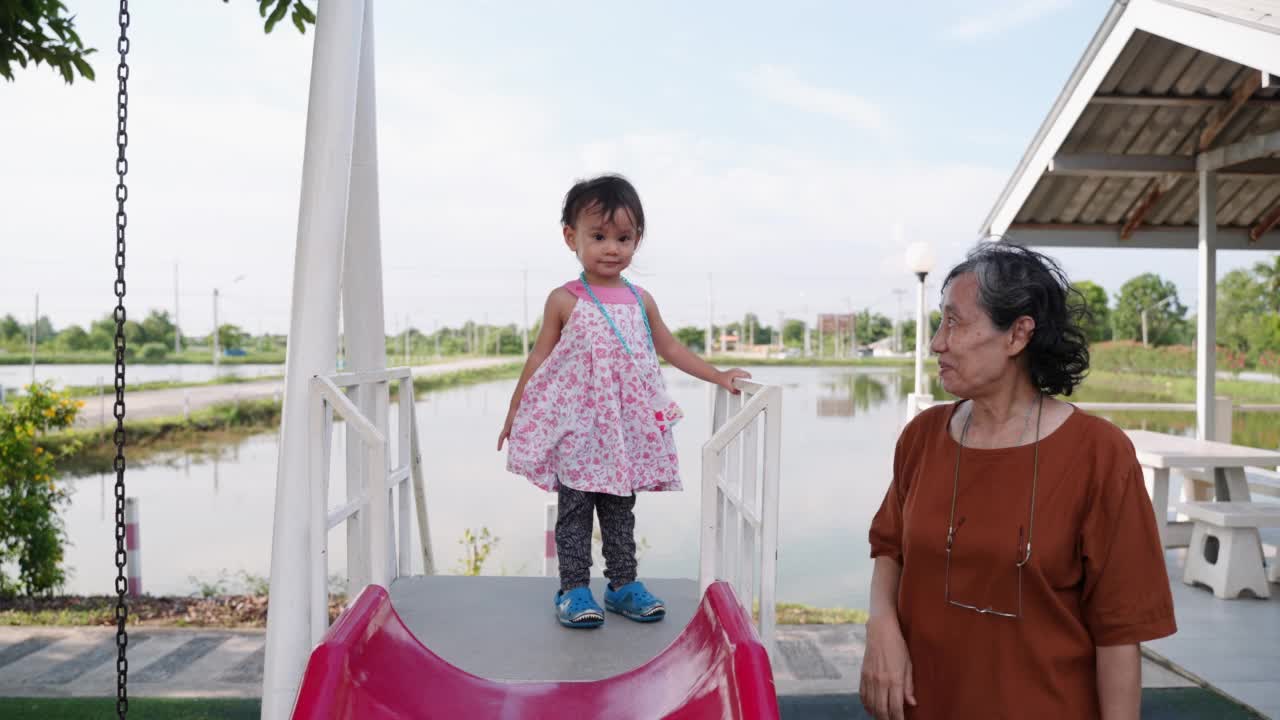 亚洲奶奶和孙女在公园户外玩耍视频素材