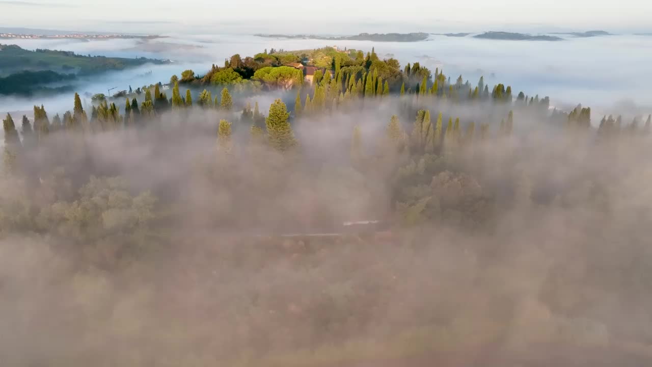 意大利托斯卡纳山上的晨雾视频素材