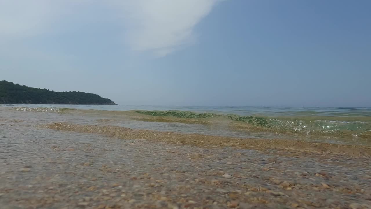 在沙滩上赤脚跑步的年轻女子视频素材