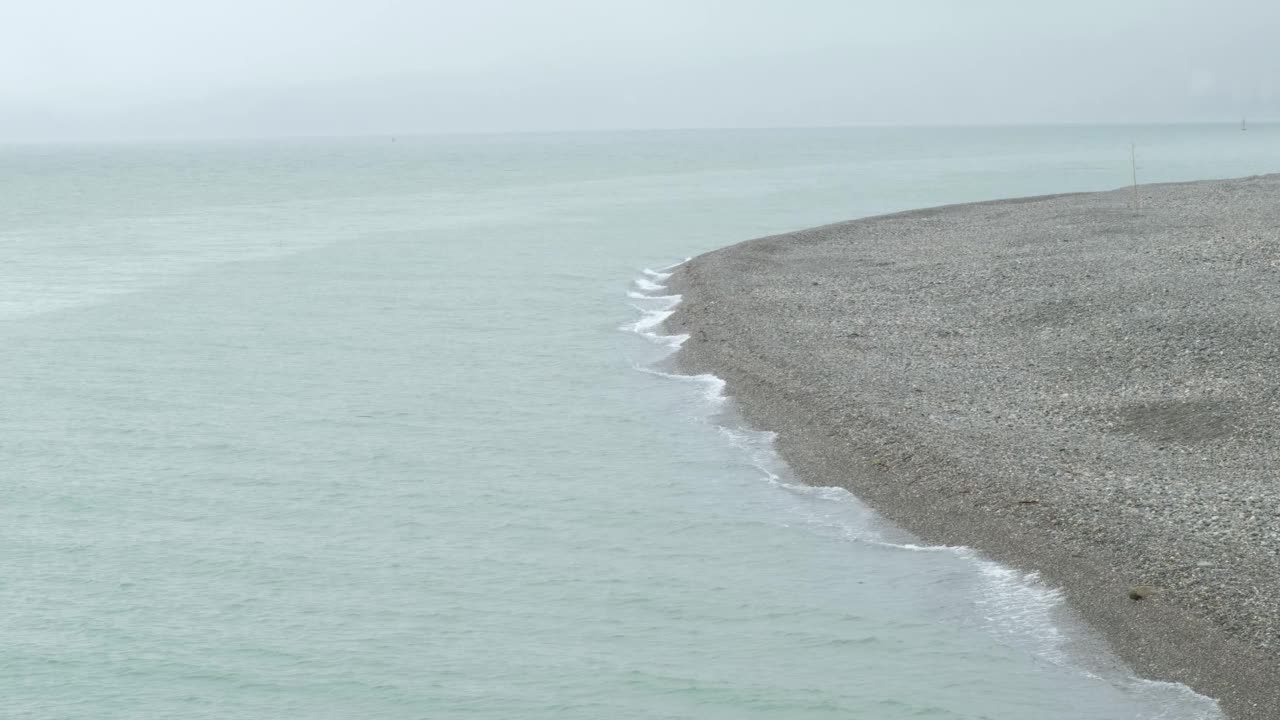 暴雨来临前，汹涌的海水和海浪拍打着海岸。波浪拍打着海岸，溅起水花。海的看法。水边，海岸线。海洋运输的概念，海洋动植物。安静的冲浪。美存在于自然之中。视频素材