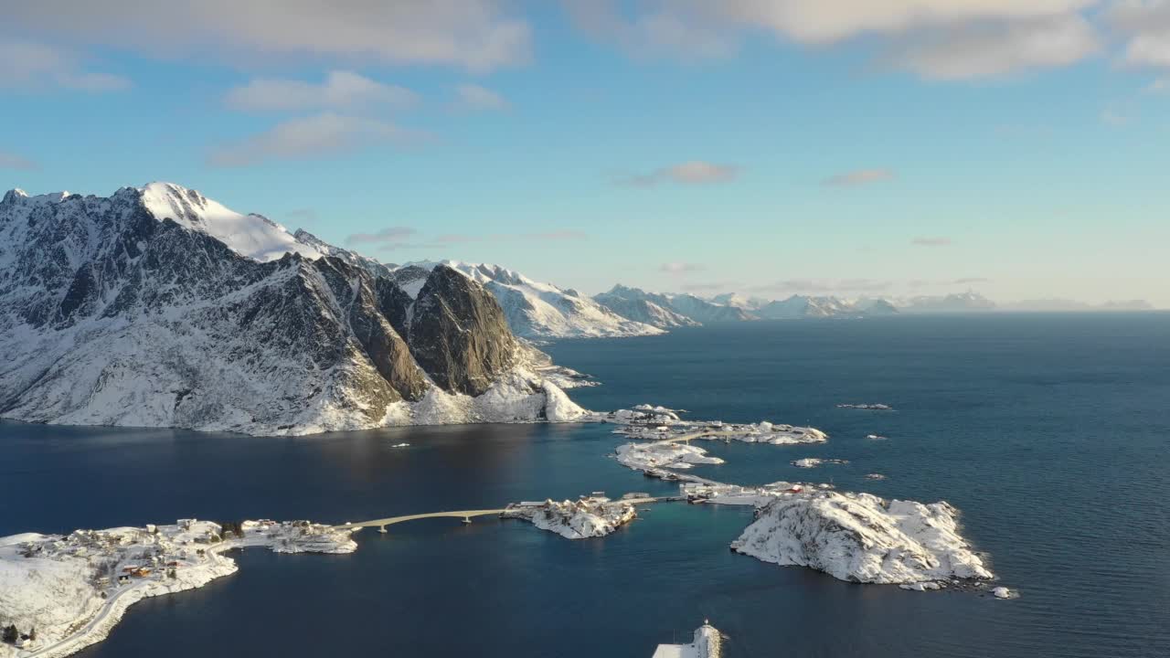 无人机视图，挪威罗浮敦群岛的风景鸟瞰图。日出时的山海。视频素材