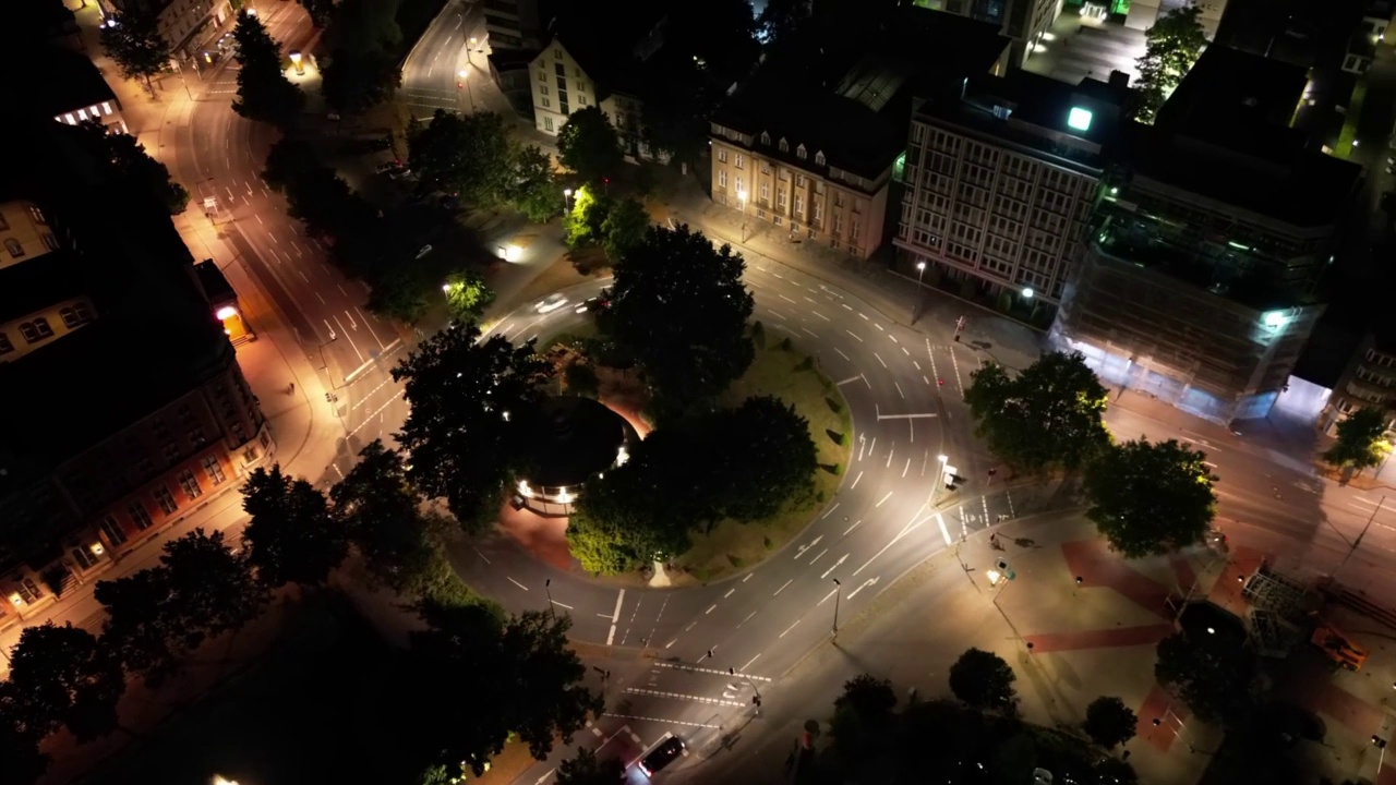 夜晚奥尔登堡城市街道的航拍延时镜头视频素材