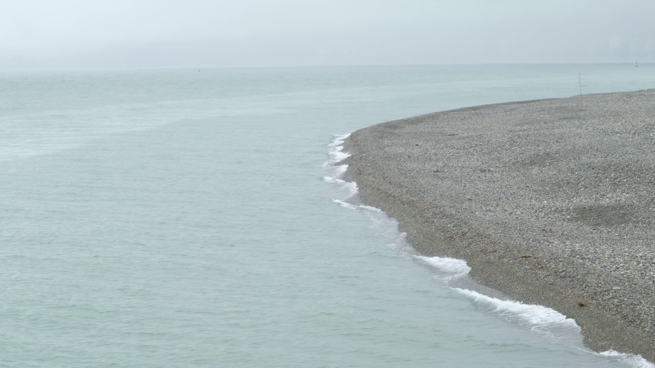 暴雨来临前，汹涌的海水和海浪拍打着海岸。波浪拍打着海岸，溅起水花。海的看法。水边，海岸线。海洋运输的概念，海洋动植物。安静的冲浪。美存在于自然之中。视频素材