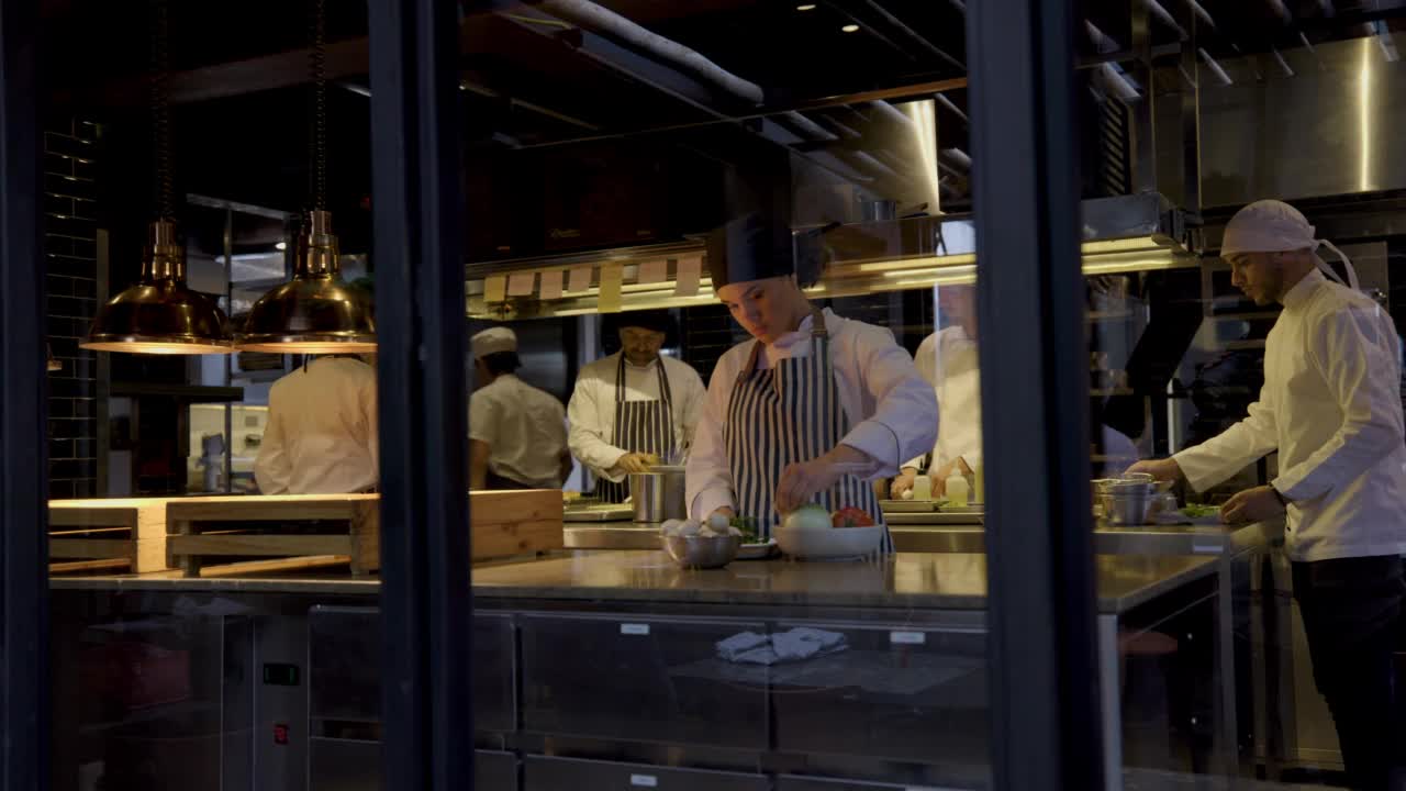 在美食餐厅工作的专注的厨师，副厨师和厨师团队视频素材