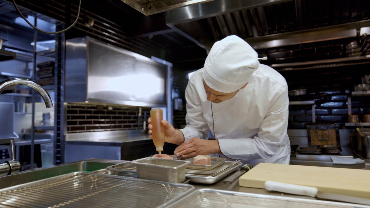 专注的厨师正在准备一顿在鲜肉中加入蜂蜜的美食视频素材