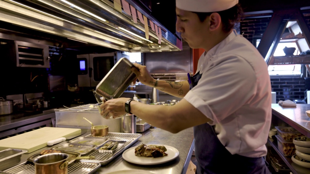 拉丁美洲的厨师，在餐厅的厨房里准备美食视频素材