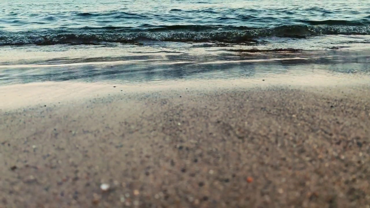 海水背景。近距离观看海水泡沫和潮湿的沙滩。视频素材