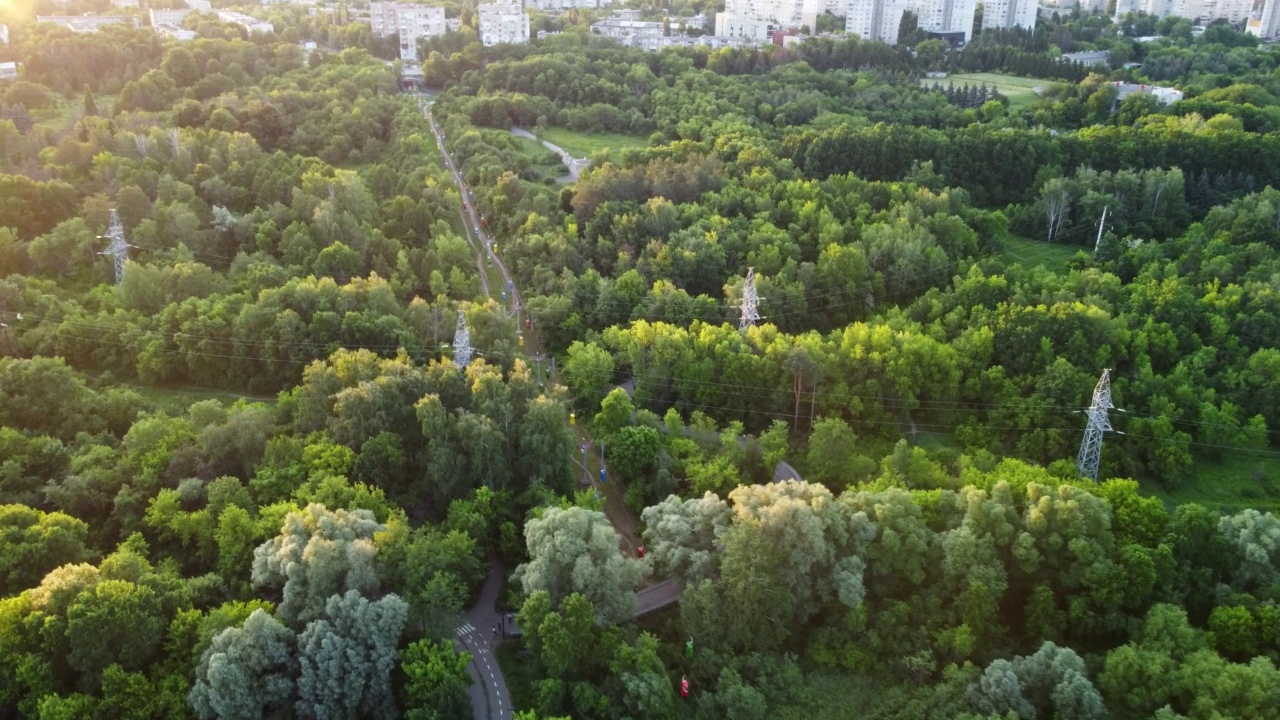 绿色的日落公园景点空中，哈尔科夫市视频素材