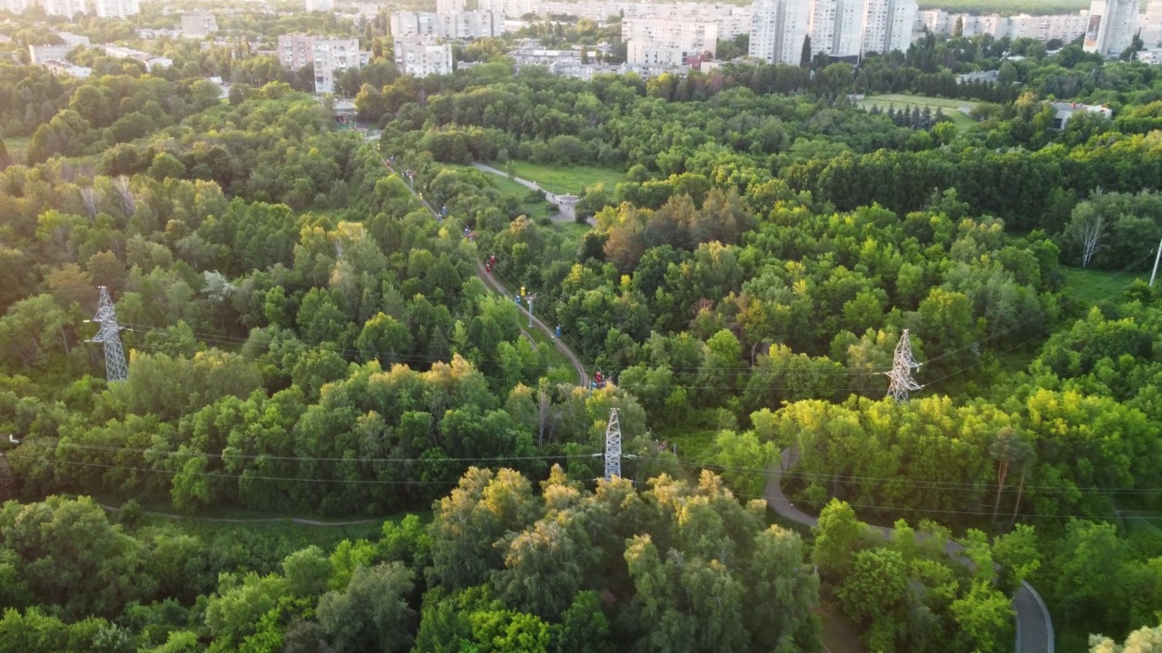 绿色的日落公园景点空中，哈尔科夫市视频素材