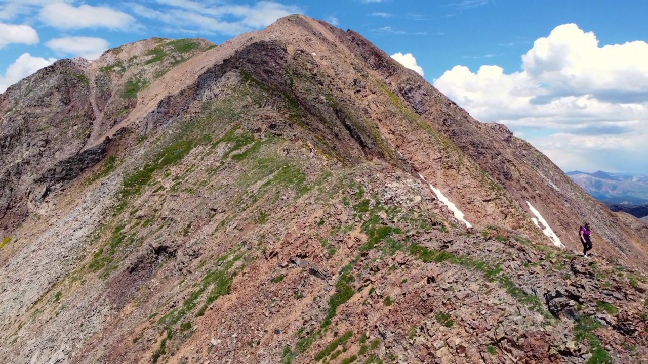 Z世代女性徒步登山视频素材