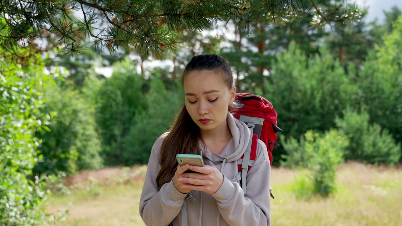 棕色头发的女人注意到风景如画的森林视频素材