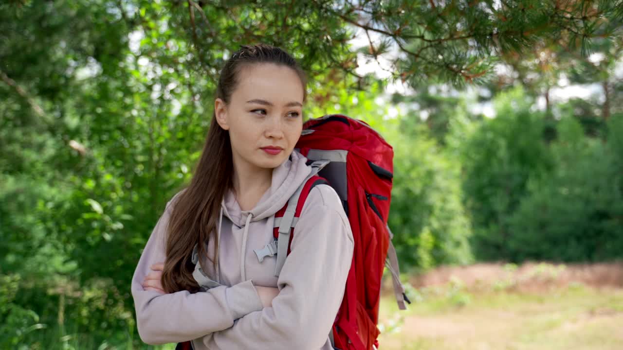 年轻的女徒步旅行者看起来很高兴和兴奋的表情视频素材